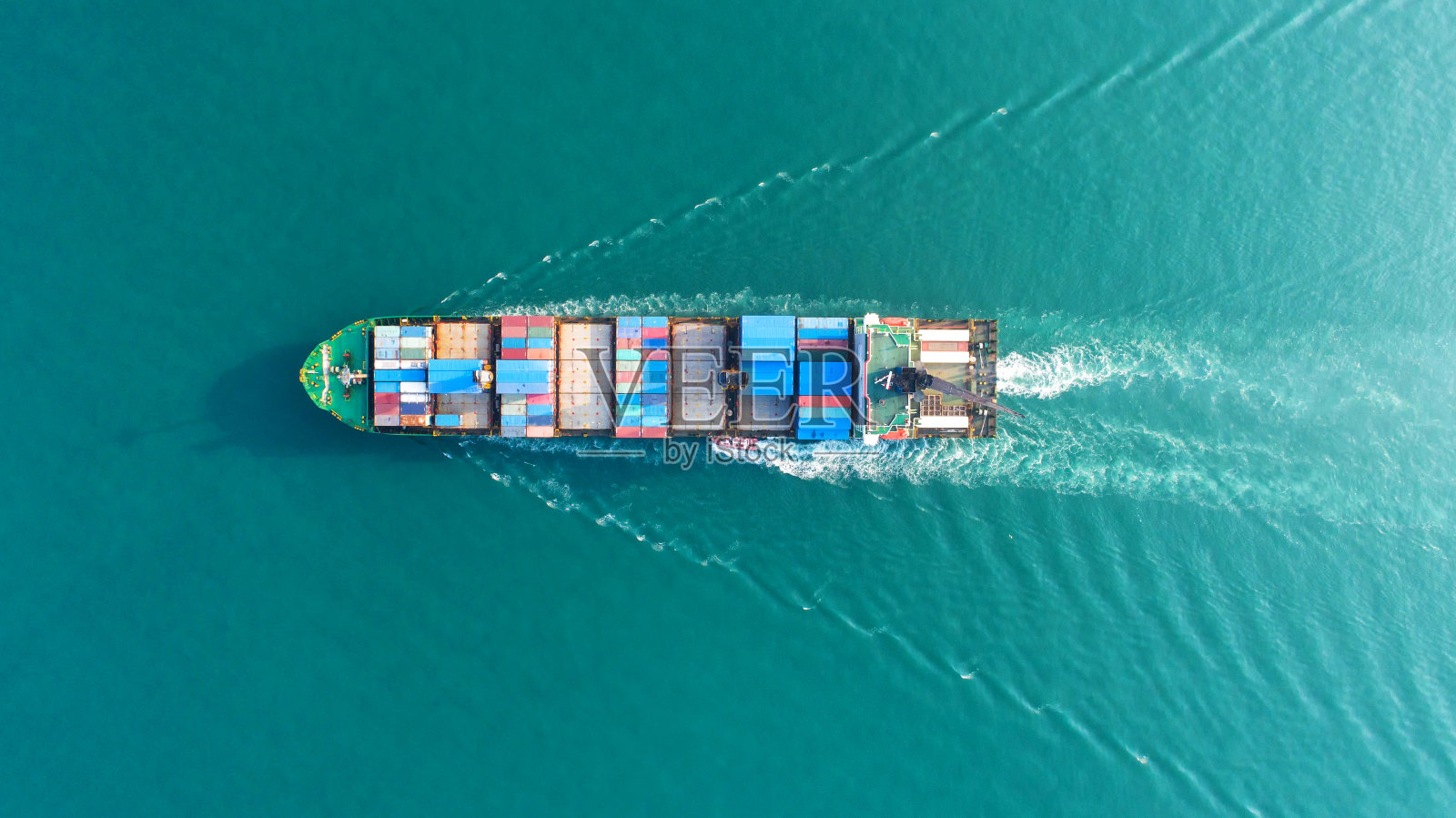 集裝箱、集裝箱船在進出口和商業物流,由起重機,貿易港口,航運,貨物到港。鳥瞰圖,水運,國際,殼牌海運,運輸,物流,貿易,港口照片攝影