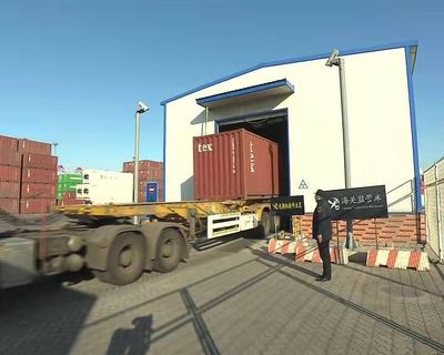 營口市政府集中從韓國采購的一批防疫物資昨天從鱍魚圈口岸通關上岸