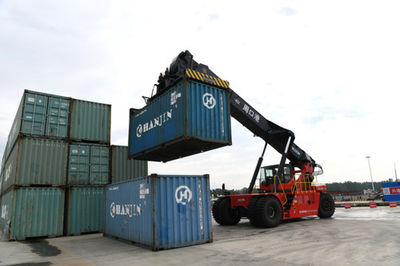 河南周口中心港集裝箱業務正起航