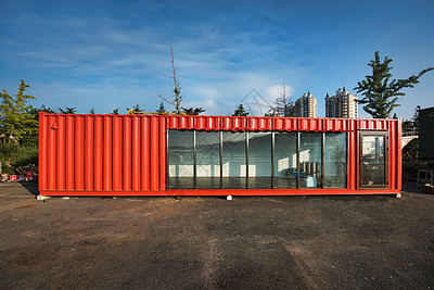 集裝箱上空的運(yùn)輸機(jī)